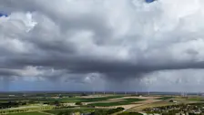 Een bui boven Noordoost-Groningen - Jannes Wiersema