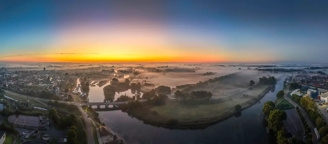 Fraaie zonsopkomst boven een mistig Leerdam - John Oomen