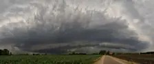 Een onweersbui met 'shelfcloud' nadert ergens boven Nederland. De bijbehorende windstoten richtten uiteindelijk flinke schade aan - Wikipedia