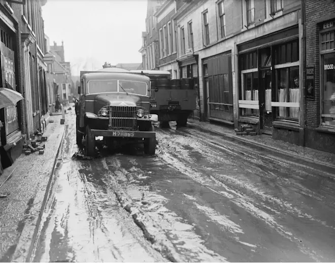 Opdooi in Nijkerk, na de winter van 1947 - J.G. Noske (Anefo)