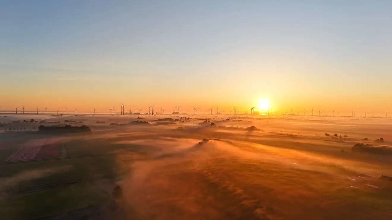 Golven in de mist boven Noordoost-Groningen - Jannes Wiersema