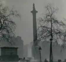 Trafalgar Square tijdens de KIllersmog die Londen in december 1956 teisterde.