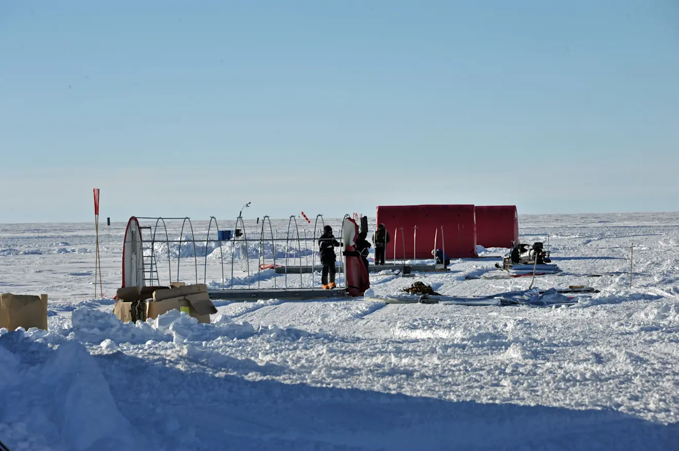 De spullen worden op een nieuwe plek opgebouwd - East Greenland Ice-core Project, www.eastgrip.org
