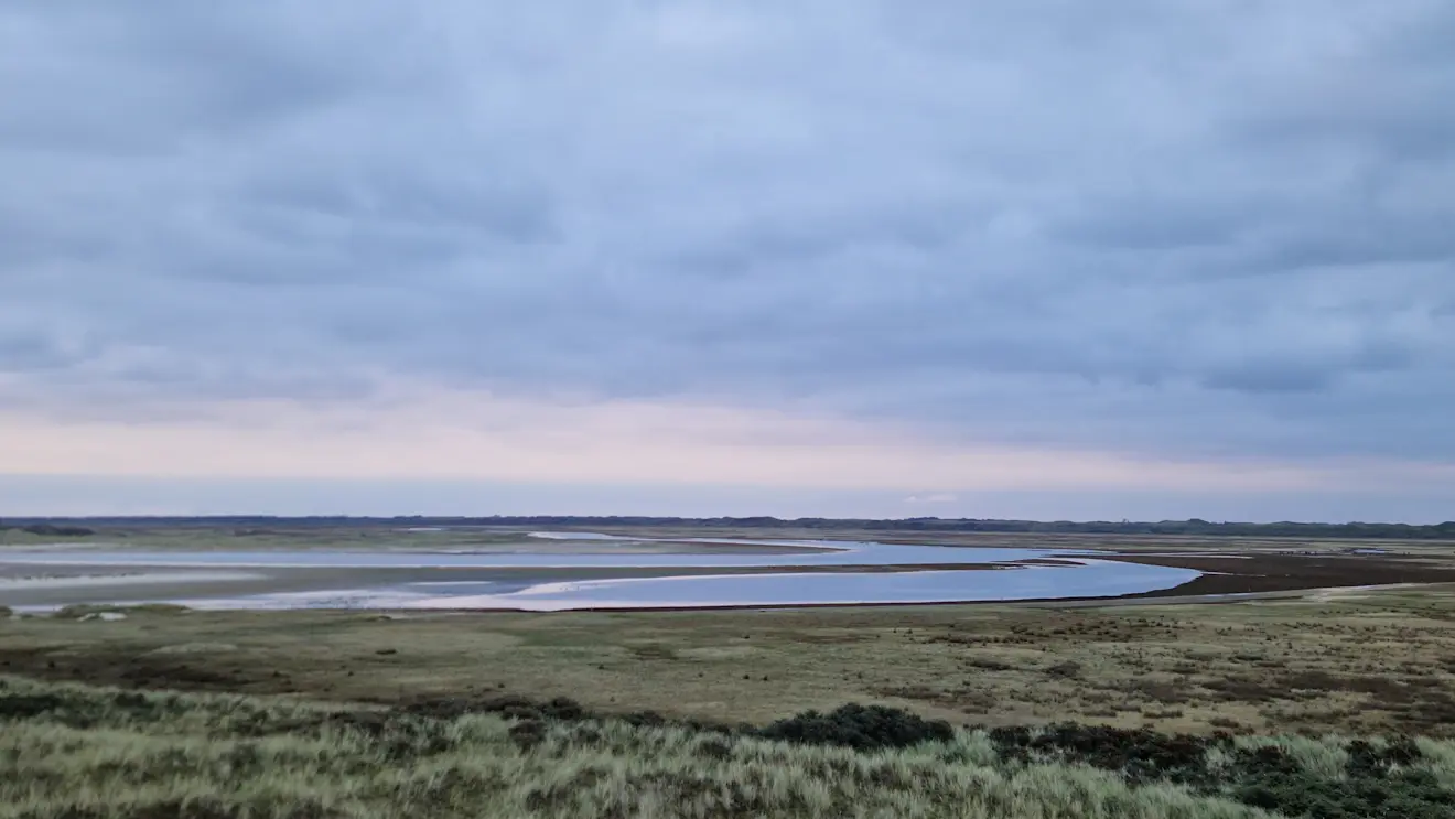 Bewolkt en grijs, vanochtend boven de Sluftervallei op Texel - Frans Alderse Baas