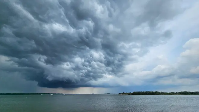 Een onweersbui trok over Flevoland, gezien vanuit Dronten - Jannine Sanders