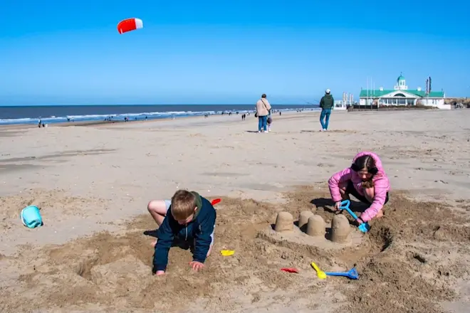 Na een koude nacht met in de duinpannen matige vorst, scheen de zon zondag volop - Els Bax