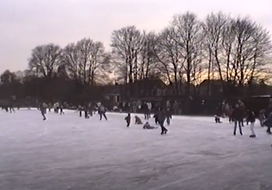 Schaatsen op de ijsbaan van Soesterberg op 28 november 1993 - Still uit video