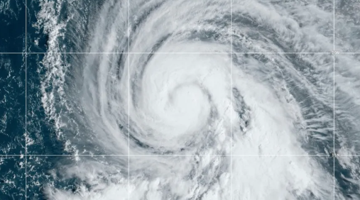 Orkaan Kirk van de derde categorie ligt nu nog midden op de Oceaan - NOAA