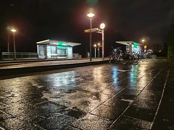 Spekgladde perrons vanochtend in Vlaardingen, door een ijzelbui - Jelmer van der Graaff