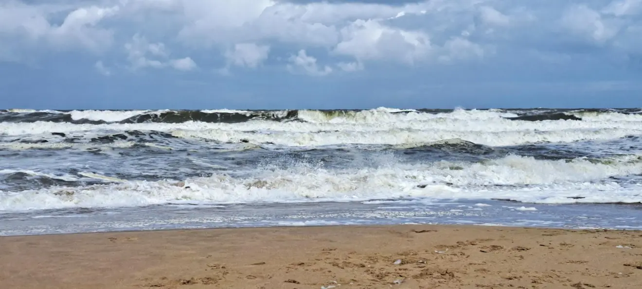 Hoge golven aan het strand bij Katwijk - Grieta Spannenburg