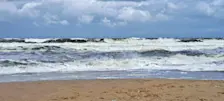 Hoge golven aan het strand bij Katwijk - Grieta Spannenburg