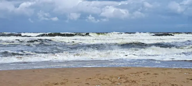 Hoge golven aan het strand bij Katwijk - Grieta Spannenburg