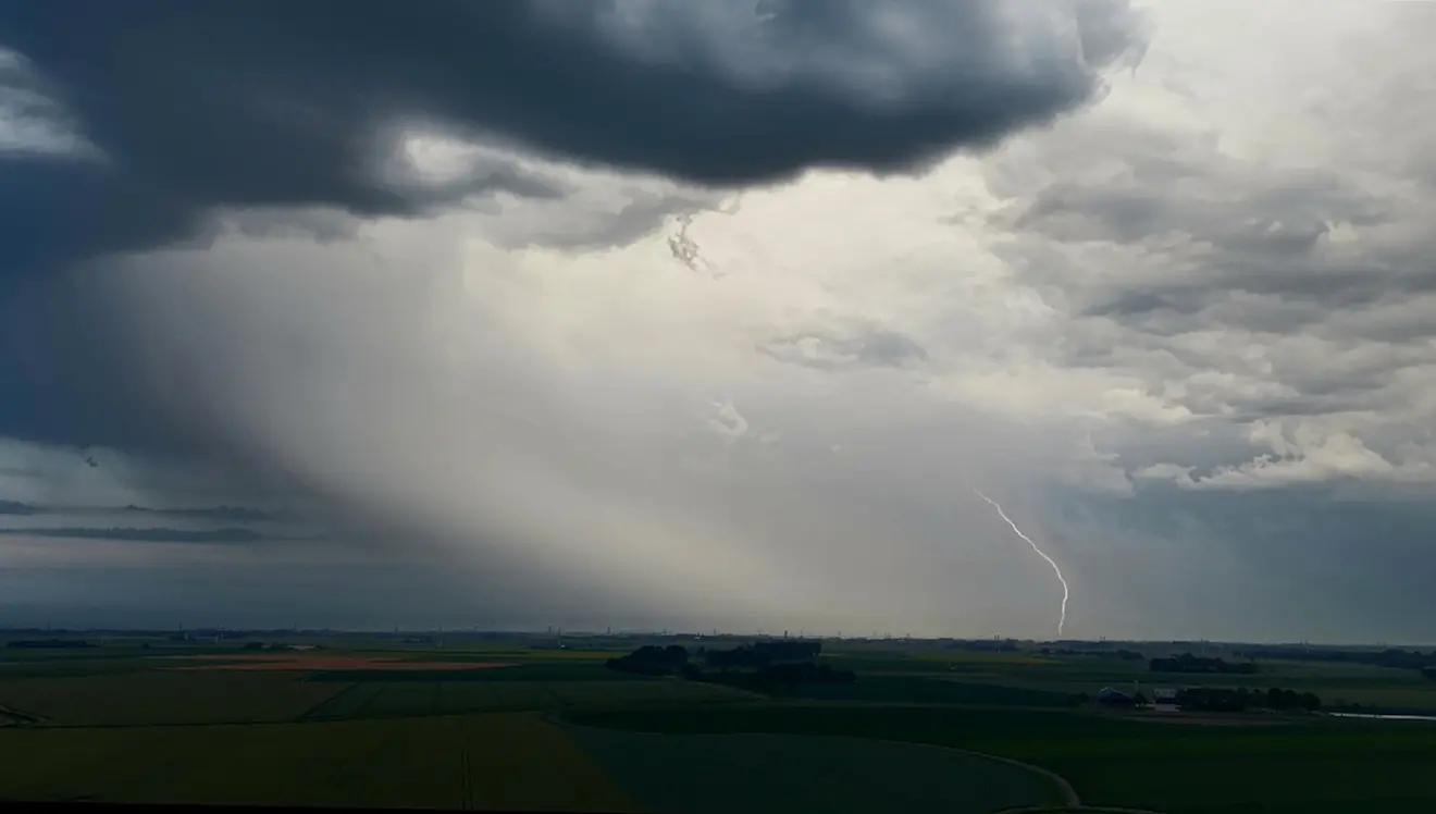 Regen en hagel in de verte - Jannes Wiersema
