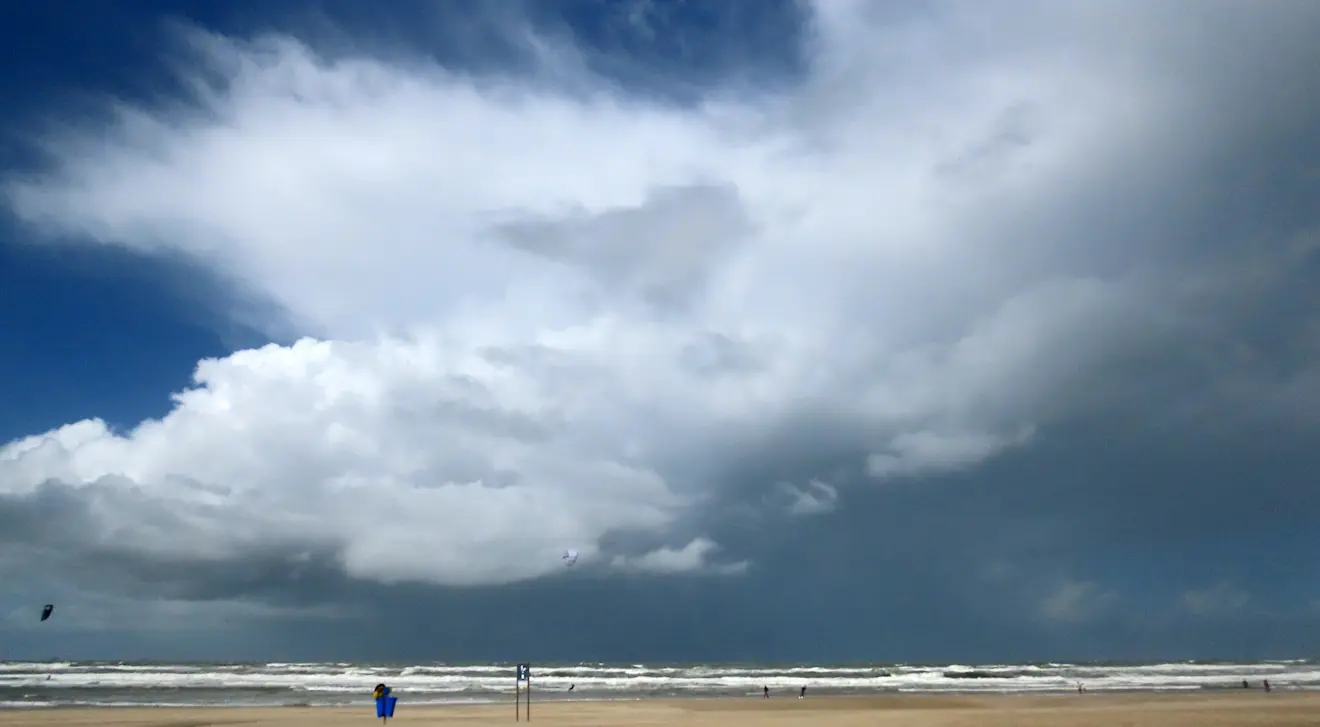 Er waren gisteren veel buien actief, zoals hier in de buurt van Katwijk - Gieny Westra