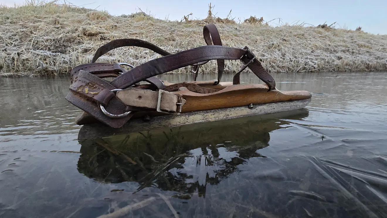 Deze houten schaats zakt in Roodeschool al niet meer door het ijs - Jannes Wiersema