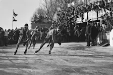 Deelnemers aan de Elfstedentocht in de winter van 1986, bij Bartlehiem - Rob Bogaerts / Anefo
