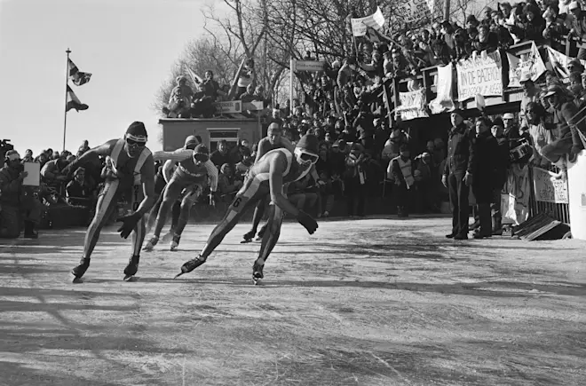 Deelnemers aan de Elfstedentocht in de winter van 1986, bij Bartlehiem - Rob Bogaerts / Anefo