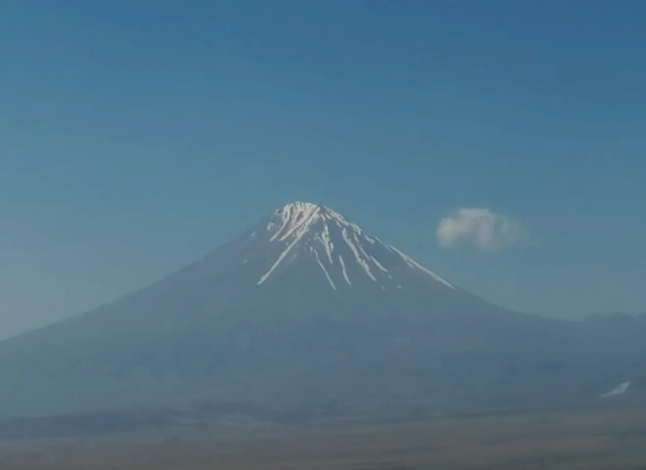 Kleine Ararat (3896m). De sneeuw is al bijna verdwenen - Carlos Sour