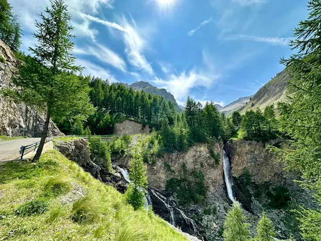 Een waterval in de Alpen in de buurt van Barcelonnette - Tycho van den Born