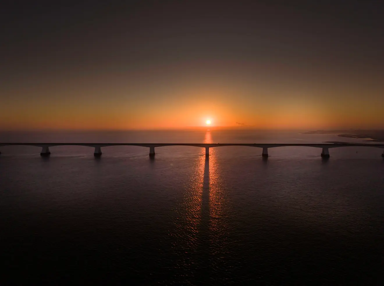 Nog een prachtig beeld van de Zeelandbrug met de laagstaande zon op de achtergrond - John Oomen