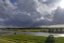 Eén van de buien van gisteravond, gezien vanuit de omgeving van Zutphen - Hugo van den Oever
