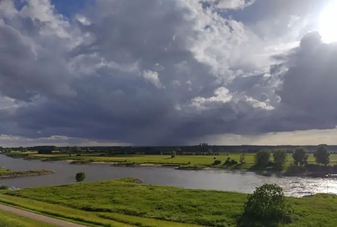 Eén van de buien van gisteravond, gezien vanuit de omgeving van Zutphen - Hugo van den Oever