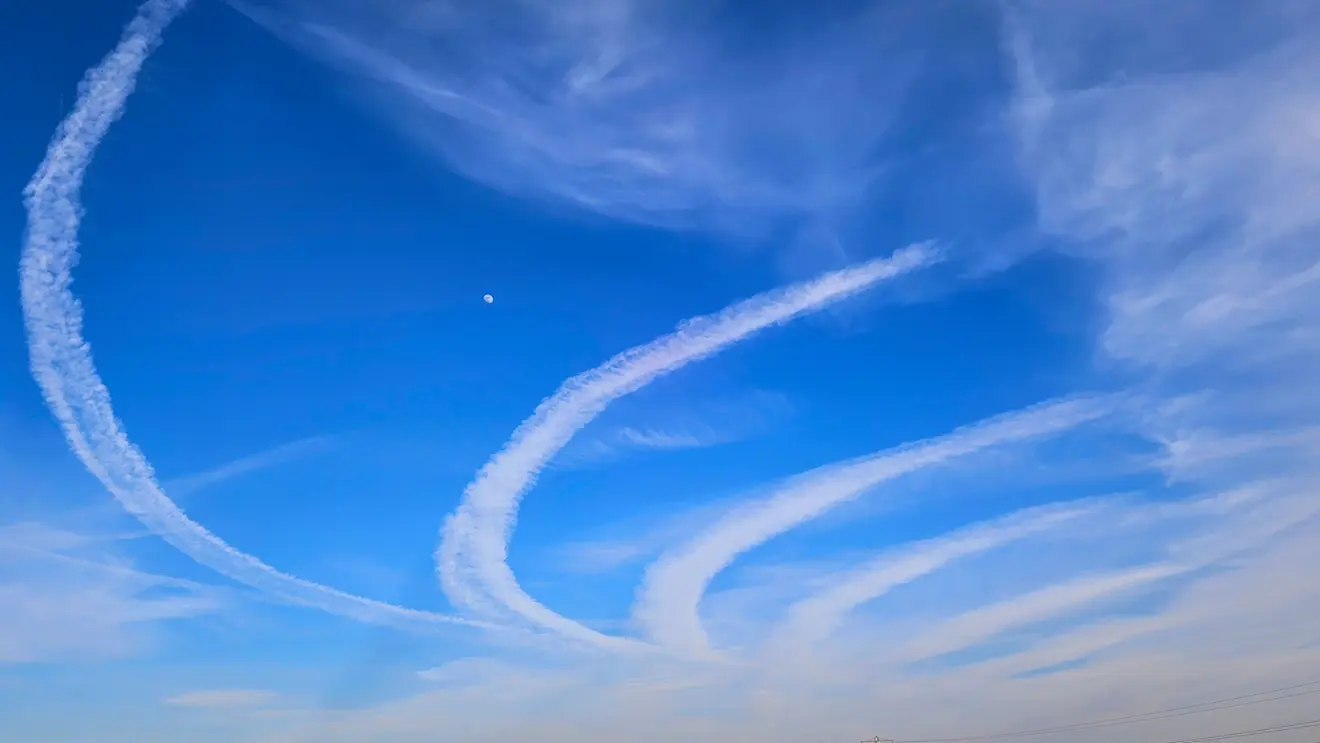 De grote, internationale luchtmacht oefeningen, die boven Nederland worden gehouden, hebben in de lucht bijzondere wolkenpatronen tot gevolg - Nely van Frankenhuyzen