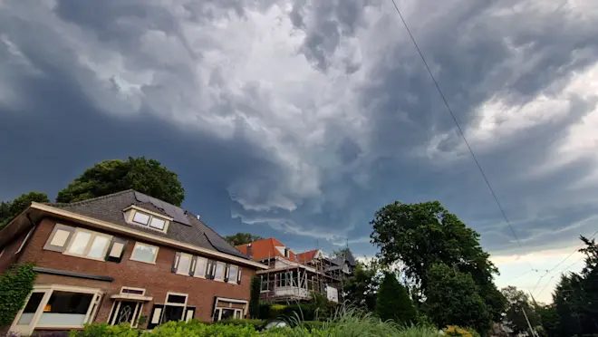Het draaipunt van een supercell passeert Velp - Reinout van den Born