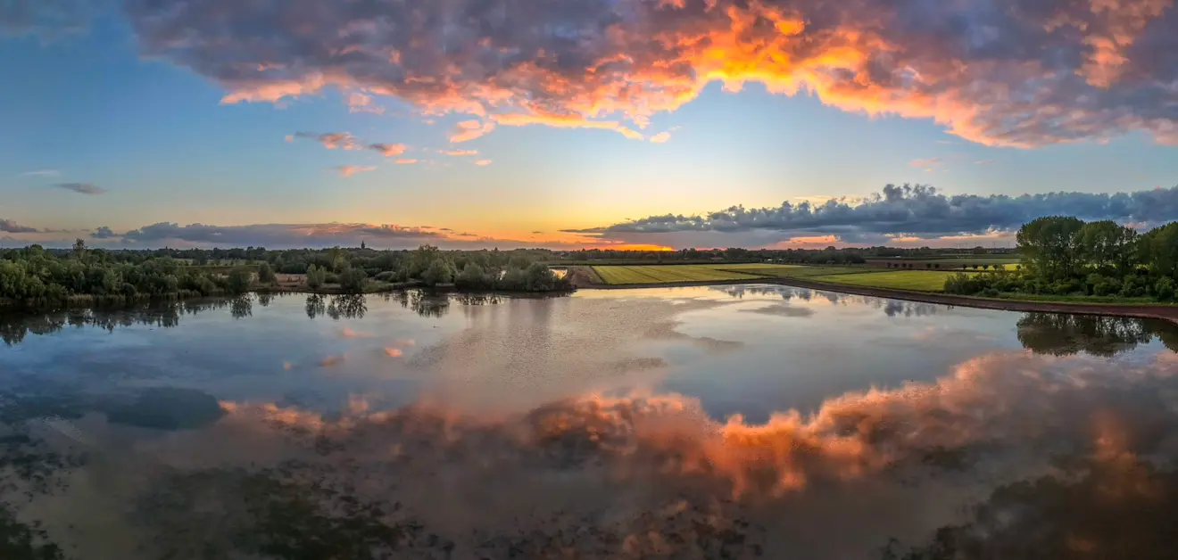 De ochtendlucht weerspiegelt prachtig in het stille water in de buurt van Leerdam - John Oomen