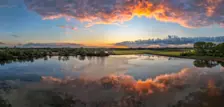 De ochtendlucht weerspiegelt prachtig in het stille water in de buurt van Leerdam - John Oomen