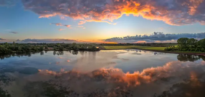 De ochtendlucht weerspiegelt prachtig in het stille water in de buurt van Leerdam - John Oomen