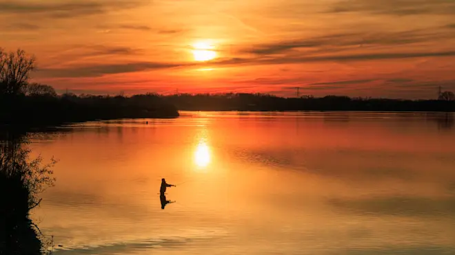 De zon zet de lucht en het water in vuur en vlam - Henk Straatman
