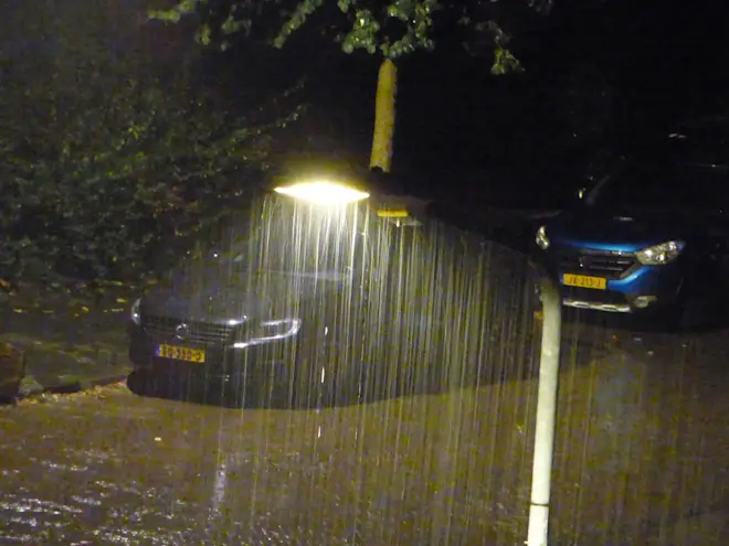 Fikse regen in Hilversum - Chris Meewis