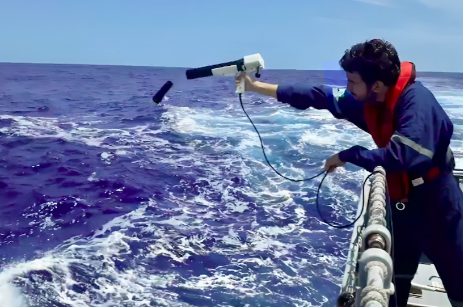 Een nieuw meetinstrument wordt in het water gebracht, om de AMOC te meten - NOAA / AOML
