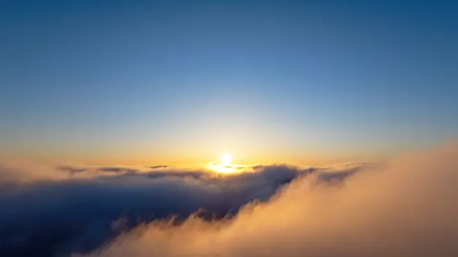 Zonsopkomst boven een dun wolkendek - Simone Wiersma