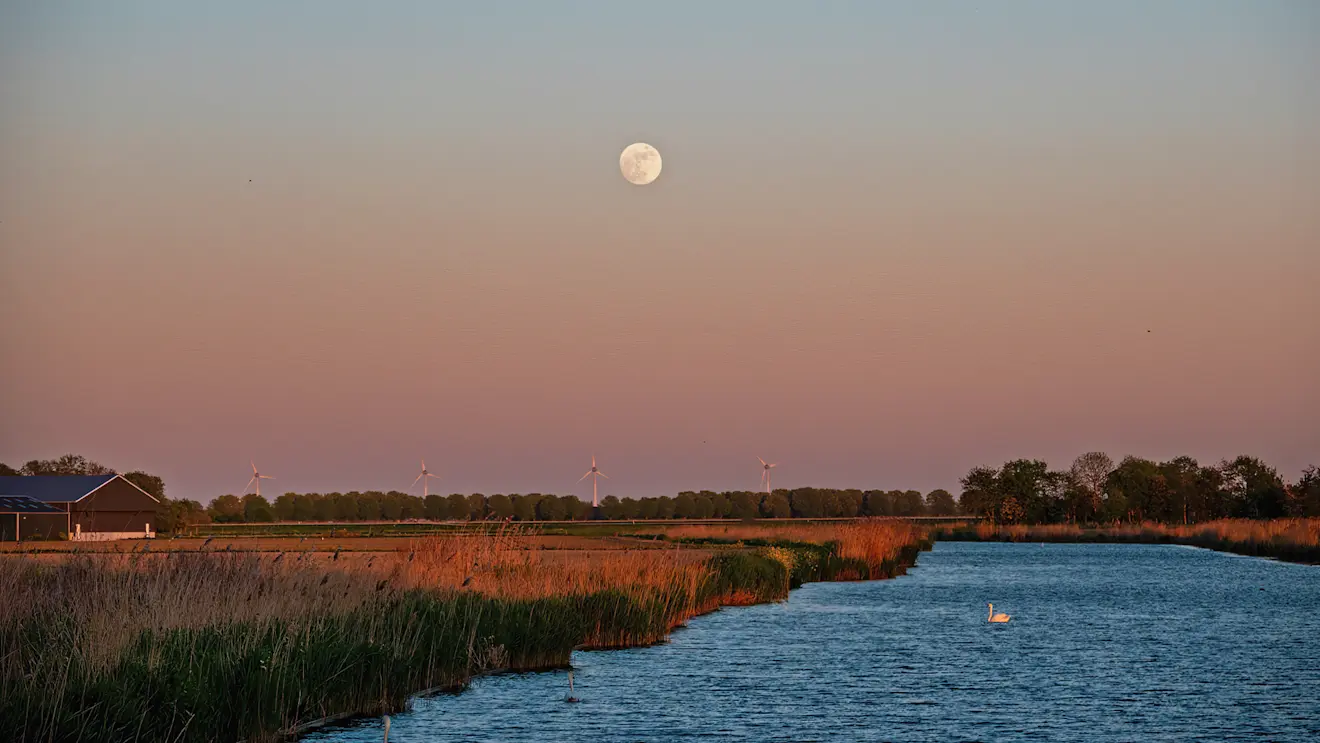 Een bijna volle maan net boven de aardschaduw, tijdens de ondergang van de zon - Simone Wiersma