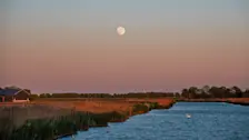 Een bijna volle maan net boven de aardschaduw, tijdens de ondergang van de zon - Simone Wiersma