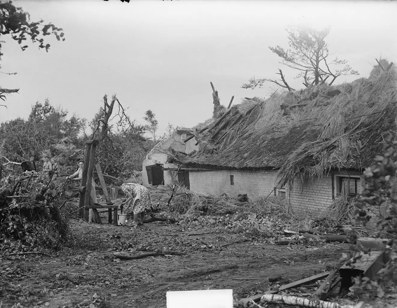 Schade in Kootwijk, na passage van de tornado - Jac. de Nijs.