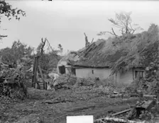 Schade in Kootwijk, na passage van de tornado - Jac. de Nijs.