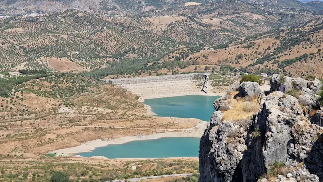 Het stuwmeer bij Zahara de la Sierra in het zuiden van Spanje kan wel wat water gebruiken. Het is voor maar 12 procent gevuld - Reinout van den Born