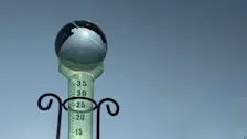 Hoe warm is het morgen voor de buien uit en hoe zwaar worden de windstoten? - Jolanda Bakker.