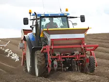 Een tractor poot aardappelen op een groot veld in de VS - Wikipedia