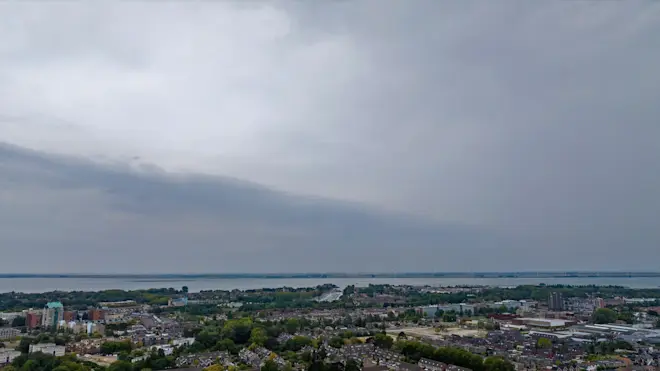 De regen komt Zuid-Holland binnen - Simone Wiersma