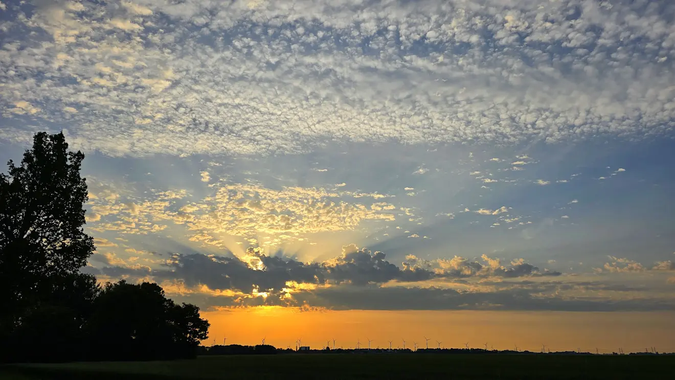 De eerste onstabiliteit in de lucht was vanochtend boven Noordoost-=Groningen ook al zichtbaar - Jannes Wiersema