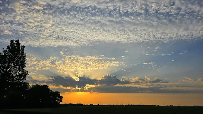 De eerste onstabiliteit in de lucht was vanochtend boven Noordoost-=Groningen ook al zichtbaar - Jannes Wiersema