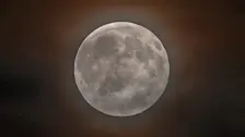 De volle maan door de hoge bewolking heen - Simone Wiersma