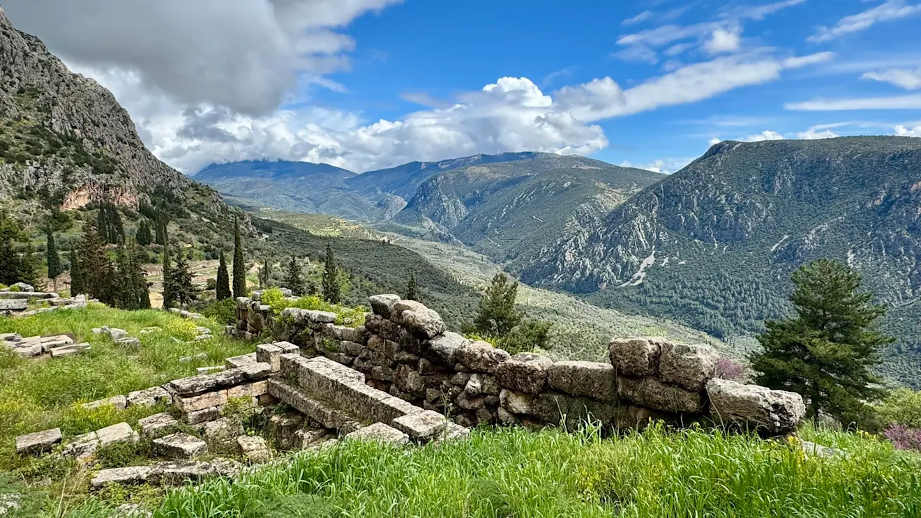 In Griekenland is de laatste tijd veel regen gevallen. Daardoor is het er mooi groen - Jolanda Bakker