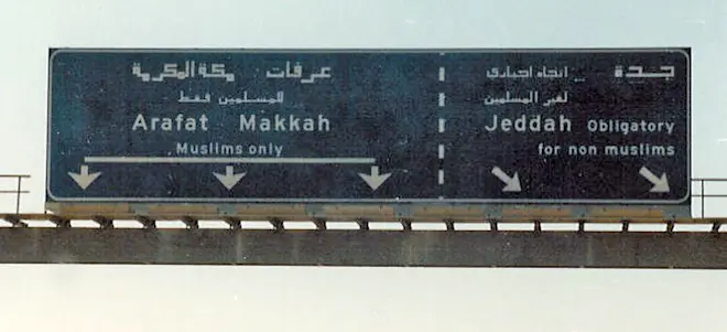 Een verkeersbord, onderweg naar Mekka. Alleen moslims mogen door, niet-moslims moeten afslaan.