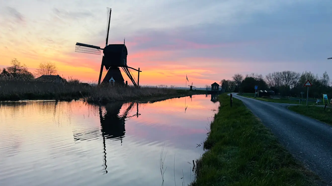 Hoge bewolking kleurt de lucht vlak voor zonsopkomst - John Oomen