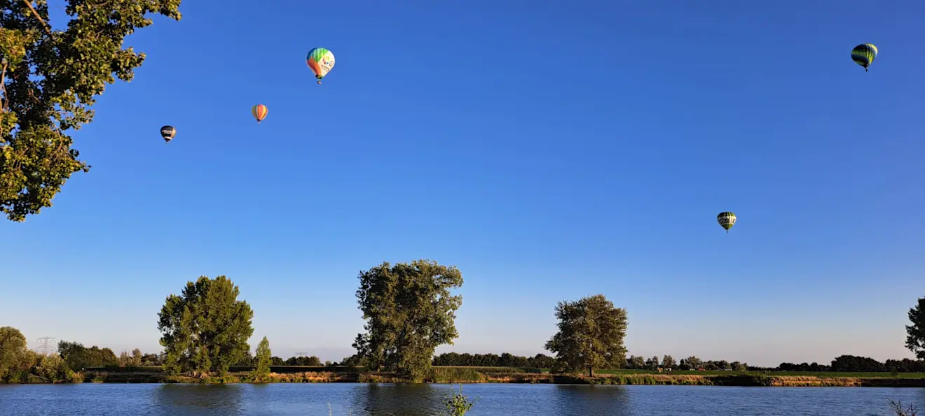 Ballonnen boven de Maas in de buurt van Overasselt - Grieta Spannenburg